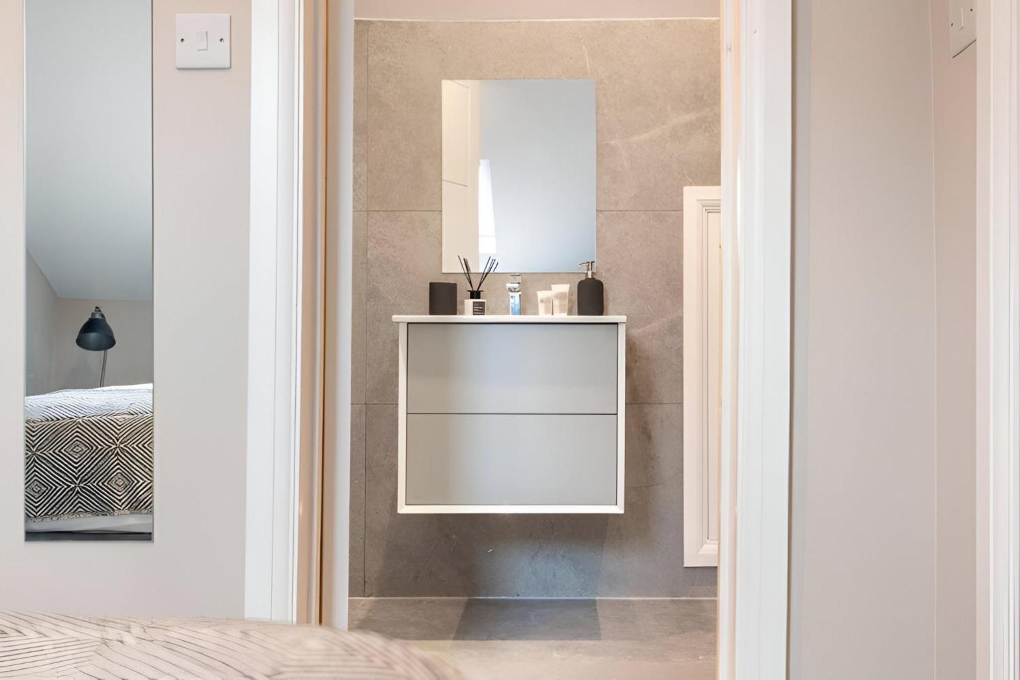 Earthy Elegance Stylish 4br For Urban Escapes Londra