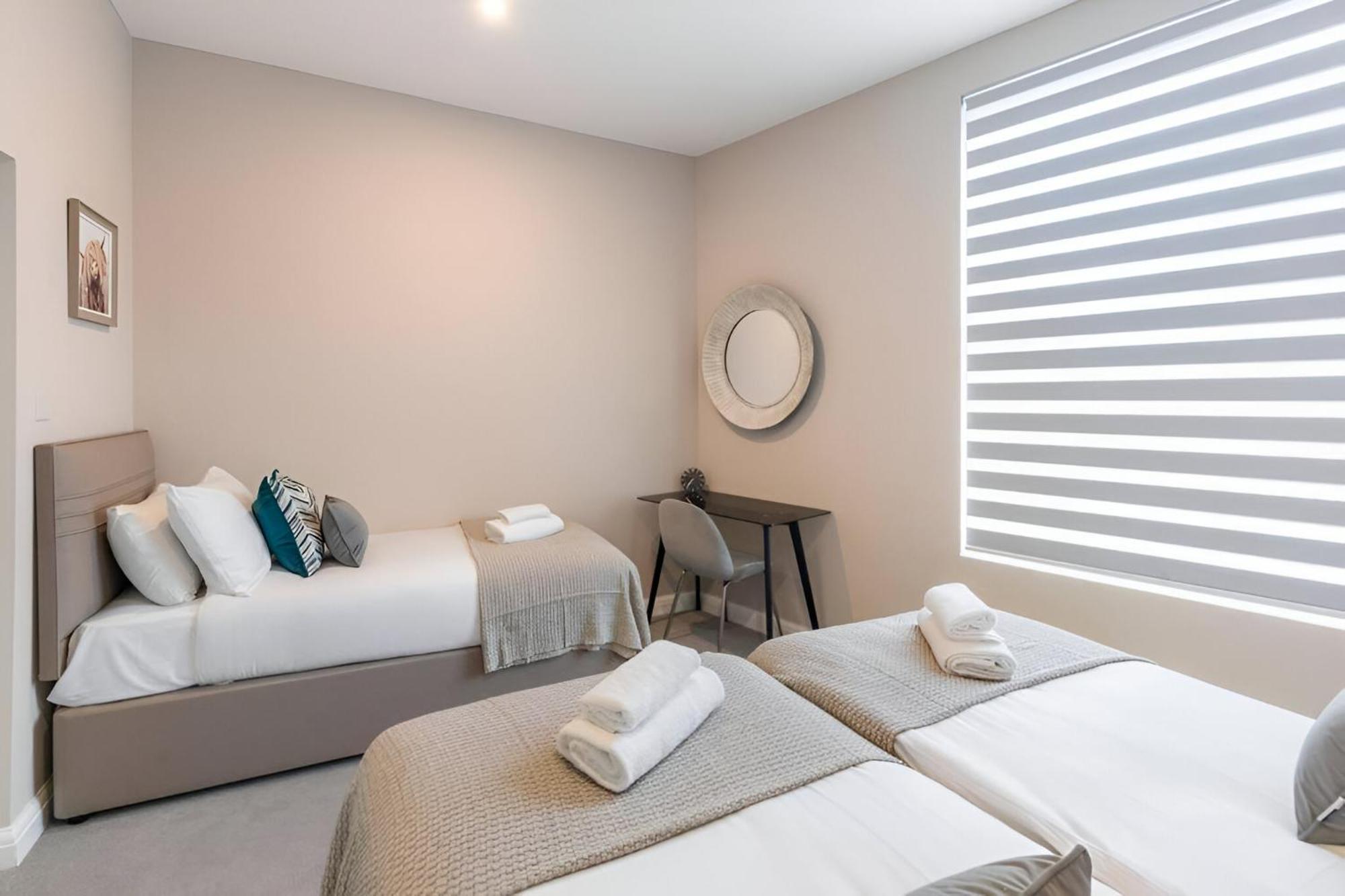 Earthy Elegance Stylish 4br For Urban Escapes Appartamento Londra