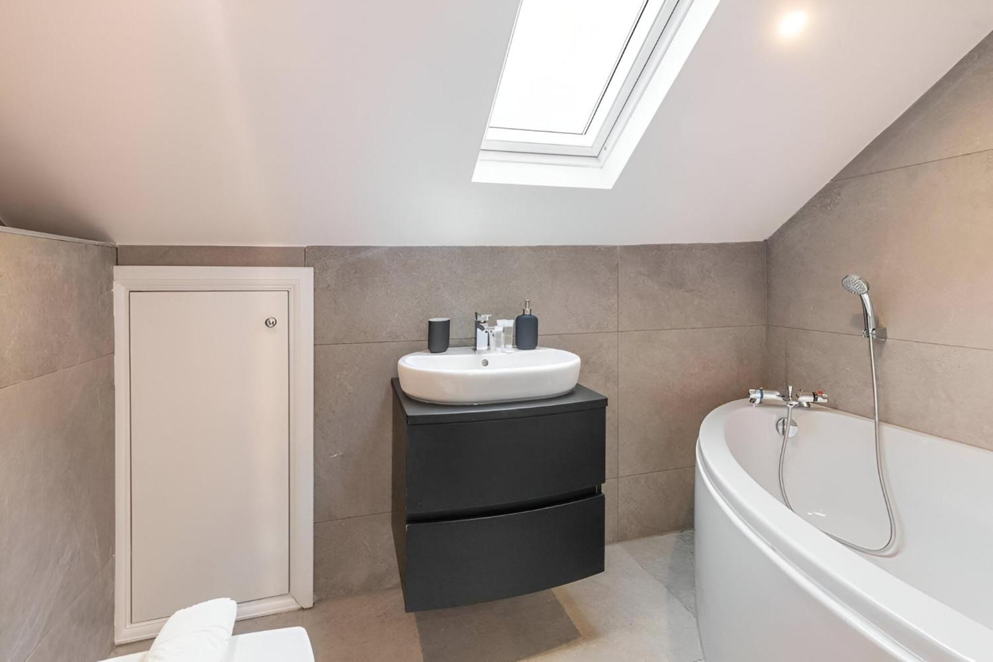 Appartamento Earthy Elegance Stylish 4br For Urban Escapes Londra
